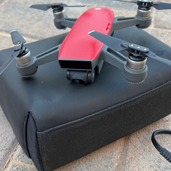 DJI Spark (Fly More Combo) - Picture 3 of 7